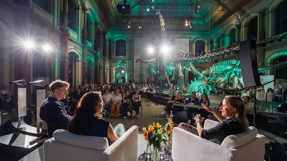 Menschen im Sauriersaal bei Beats&Bones Festival