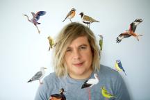 Portrait Dominik Eulberg, umrahmt von Illustrationen heimischer Vogelarten